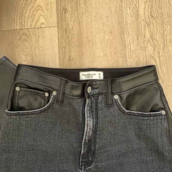 Abercrombie Curve Love Mixed Material Ankle Straight Jeans - Picture 2 of 6